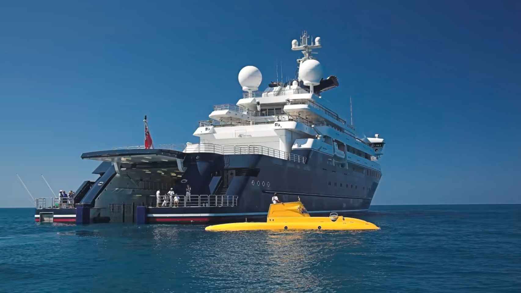 Yate de lujo de Paul Allen junto con el submarino amarillo
