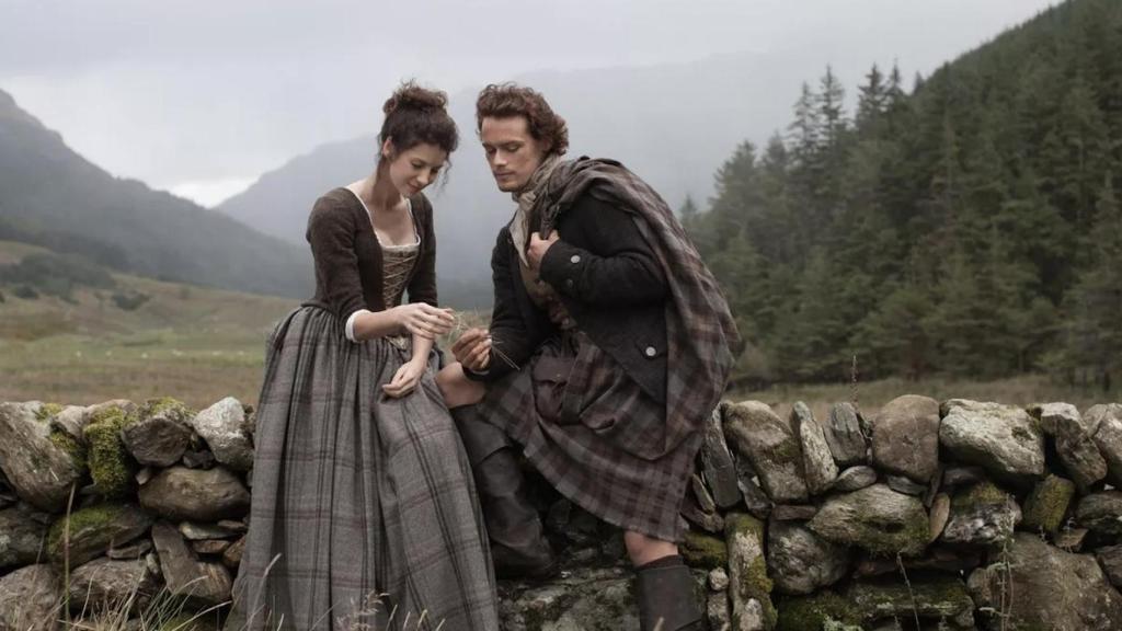 Claire y Jamie en 'Outlander'.
