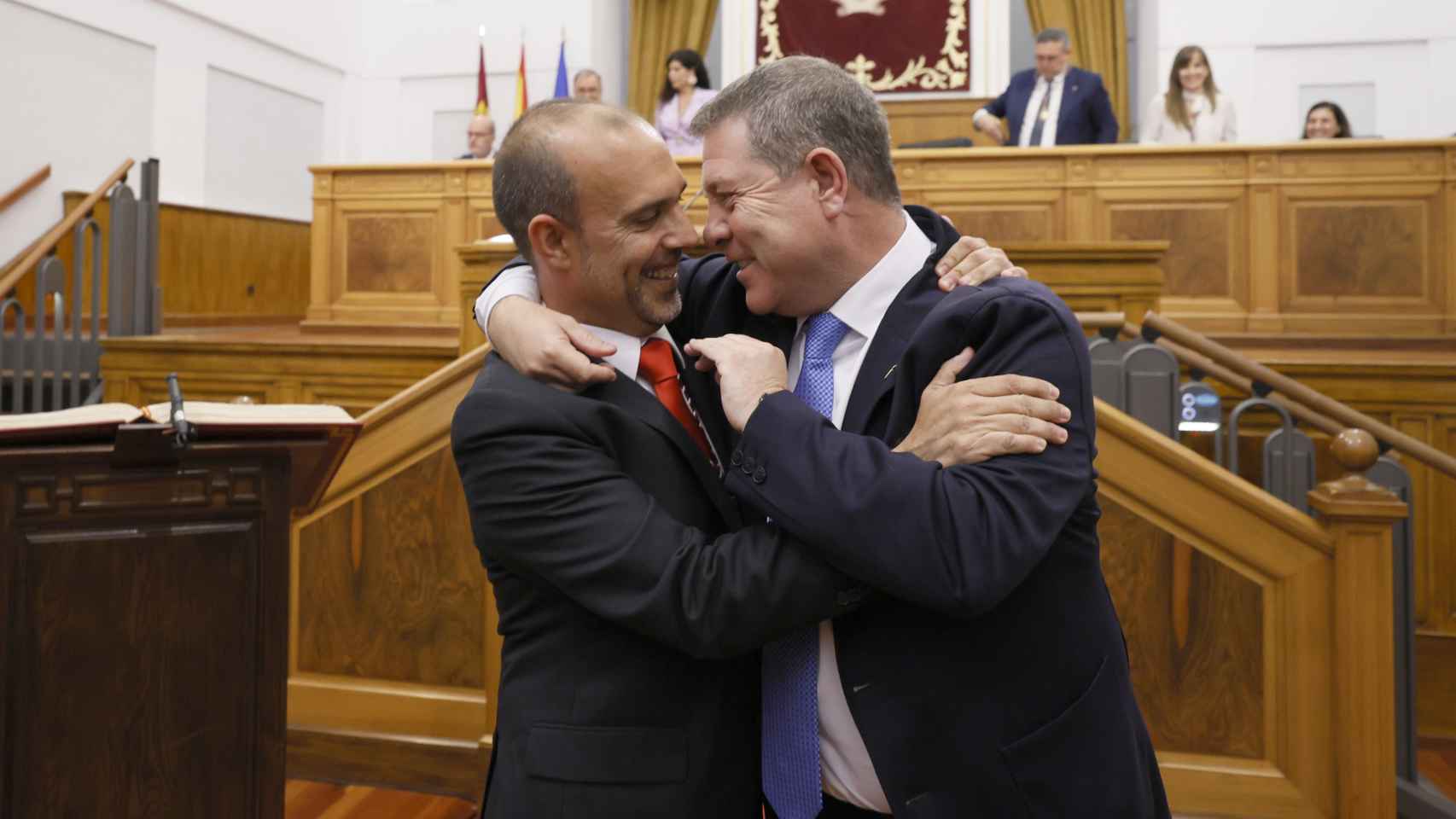 Pablo Bellido (izquierda) y Emiliano García-Page (derecha), abrazados en las Cortes de Castilla-La Mancha.