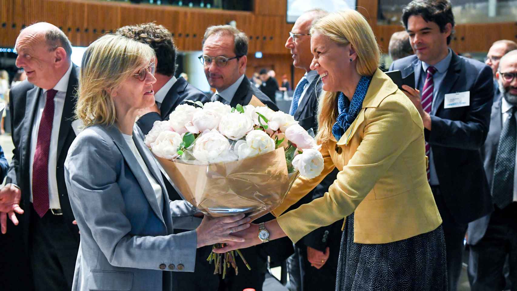 La comisaria de Energía, Kadri Simpson, regaló un ramo de flores a la ministra francesa, Agnès Pannier-Runacher, durante el Consejo de Energía del pasado lunes porque era su cumpleaños