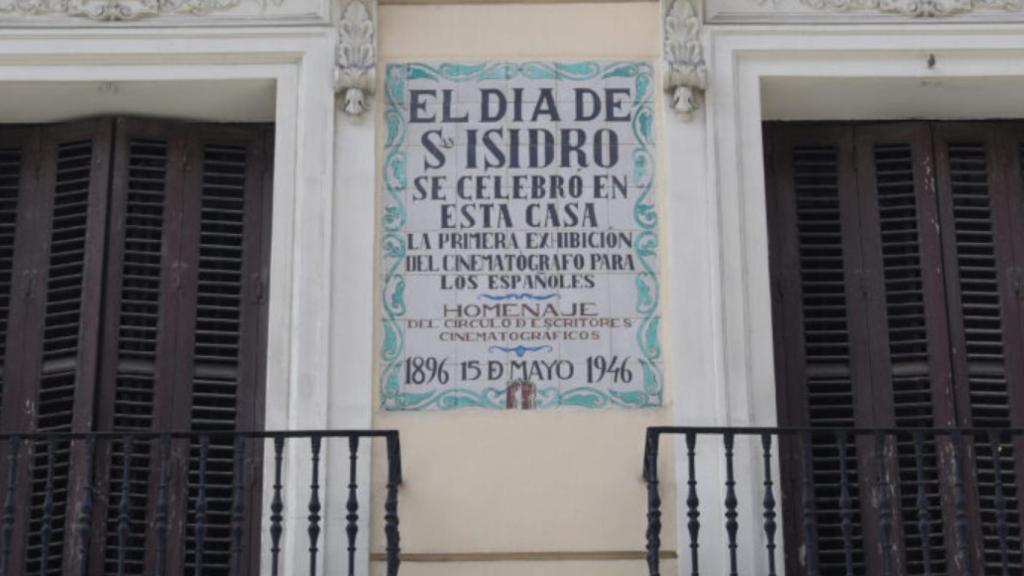 La placa ubicada en la Carrera de San Jerónimo que homenajea el nacimiento del cine en Madrid