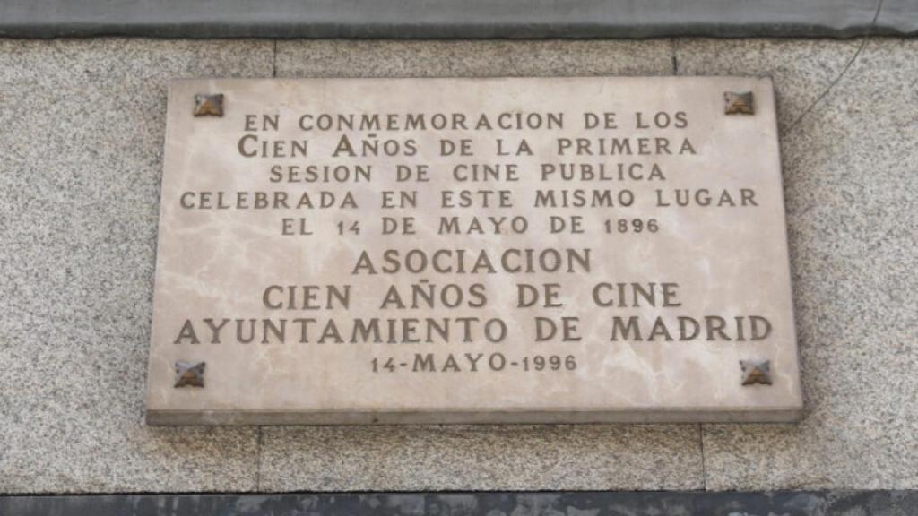 Placa conmemorativa del centenario del cine en Madrid