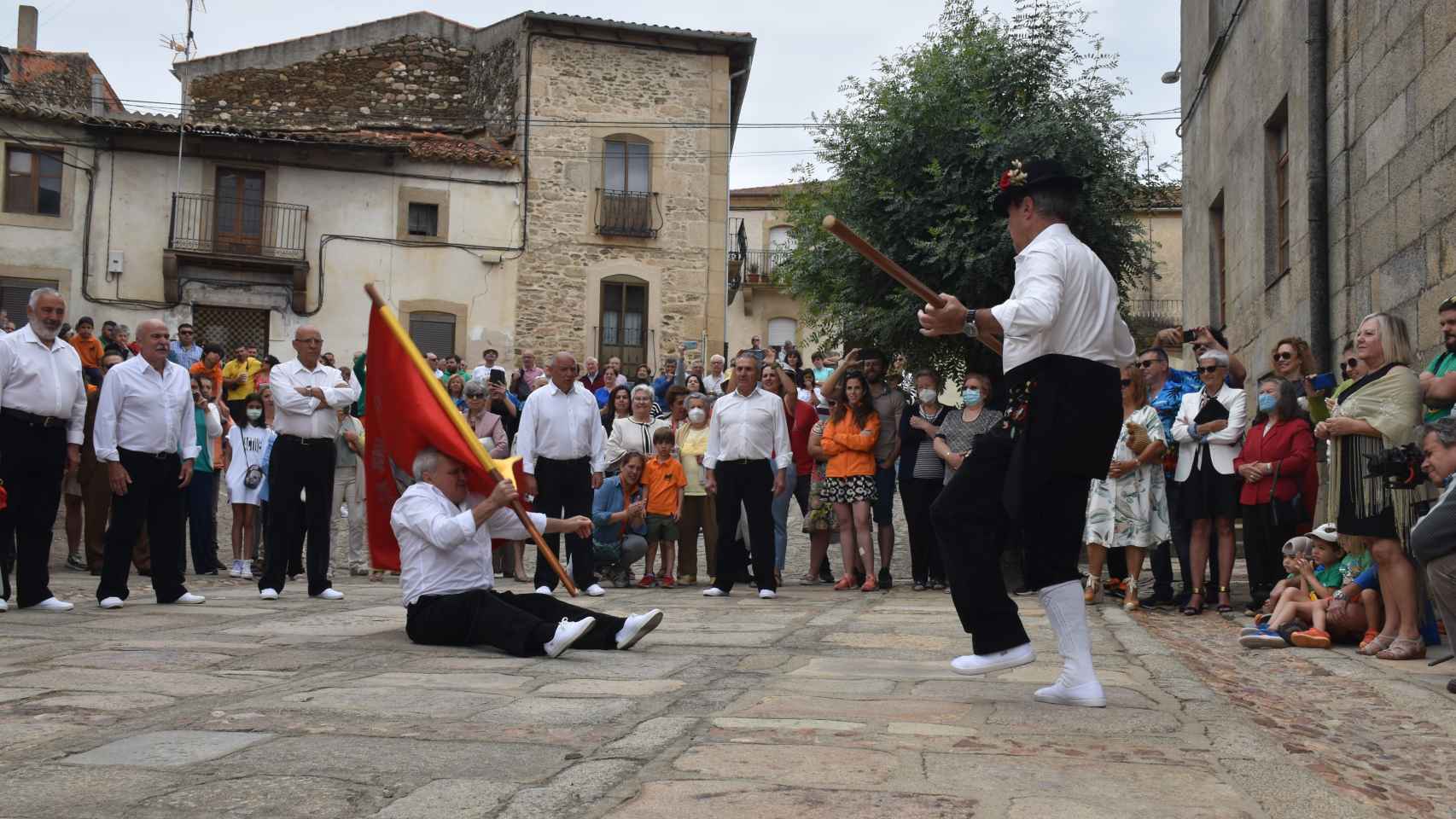 'Echado' o baile de la bandera en Hinojosa de Duero por San Juan