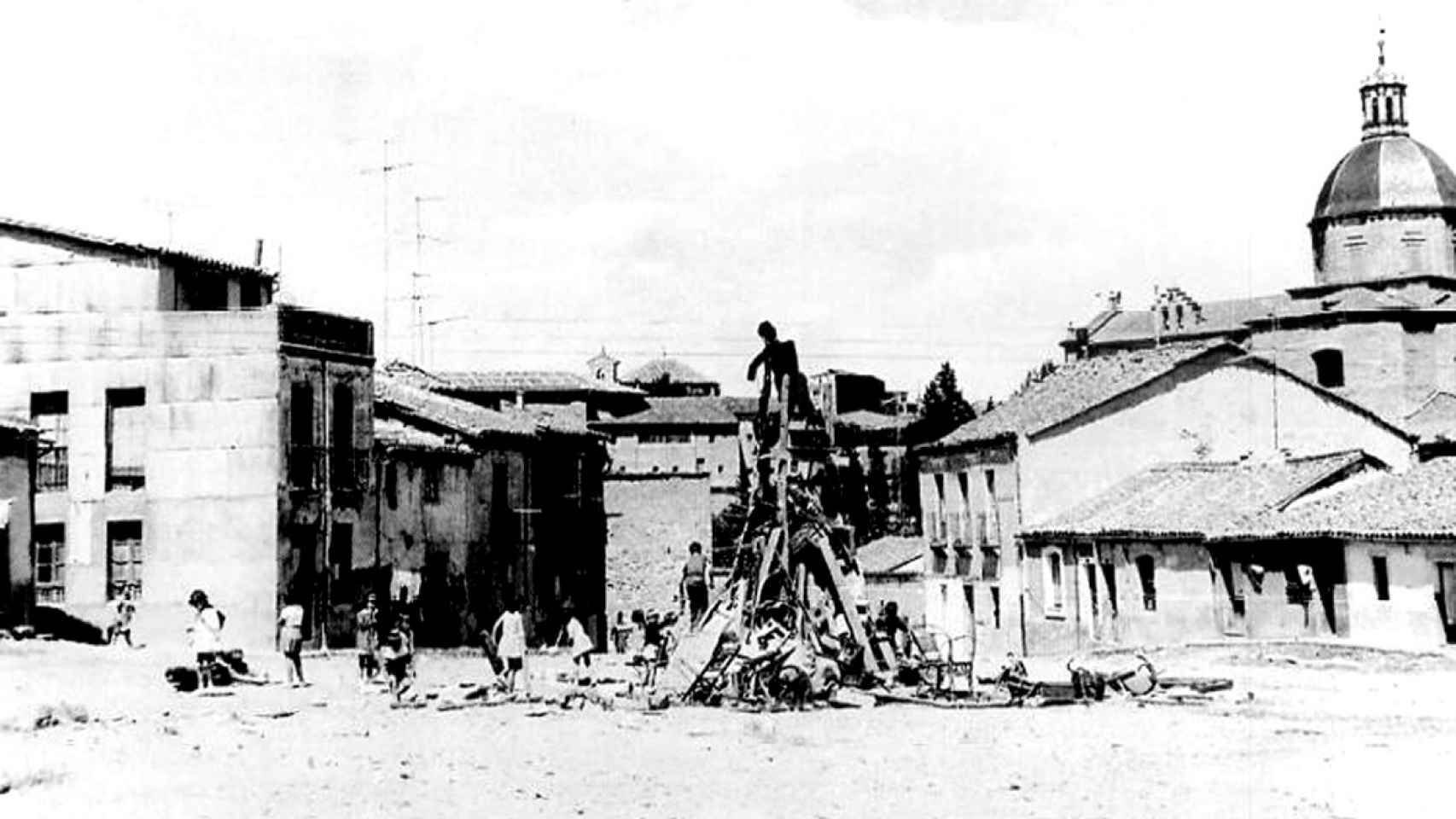 Preparativos para una hoguera de San Juan en Salamanca/ Archivo