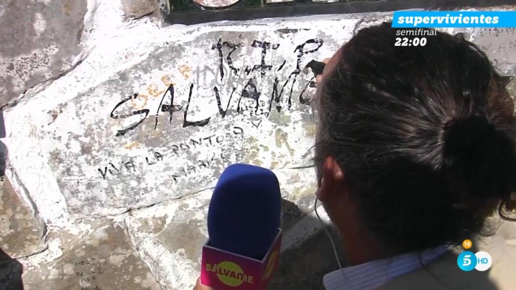 José Antonio León haciendo una pintada en el muro de Cantora durante la emisión de ‘Sálvame’.