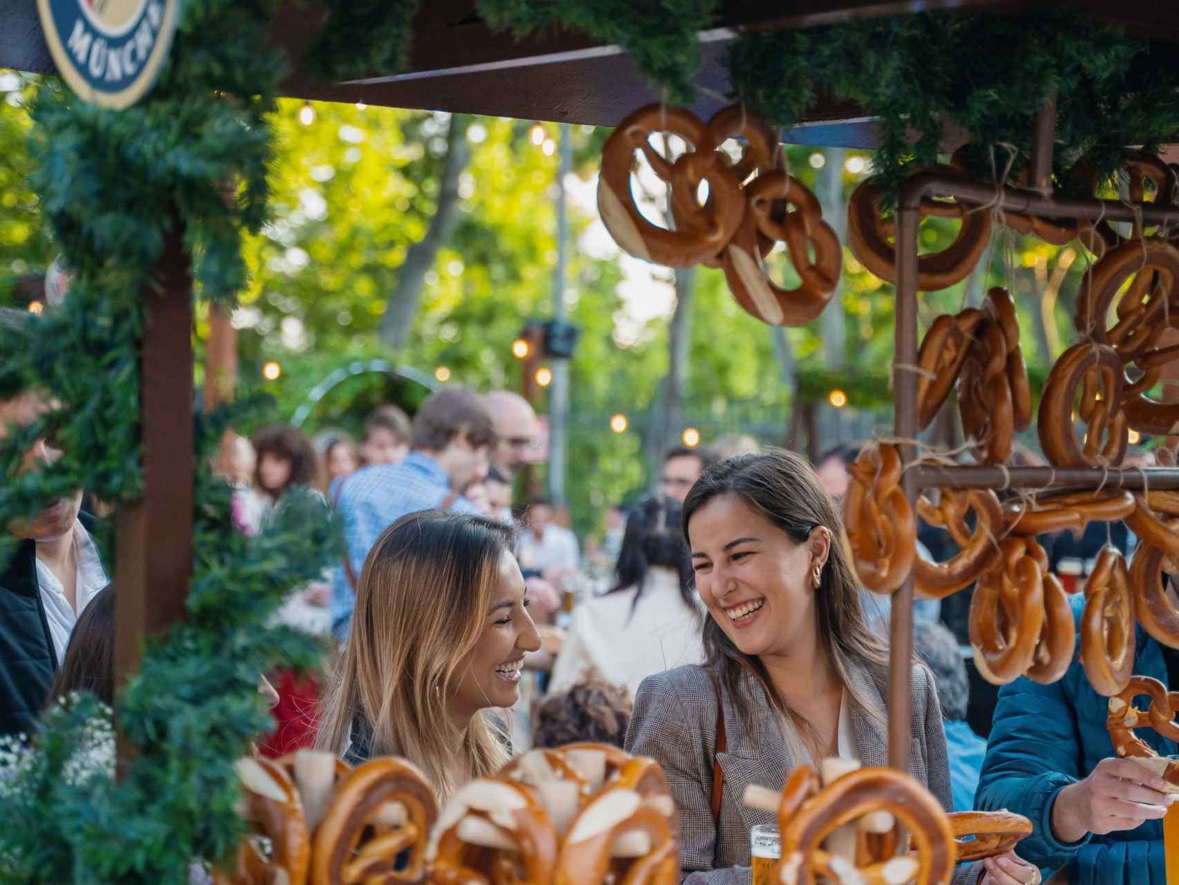 El puesto de pan pretzel del jardín de Paulaner Biergarten.
