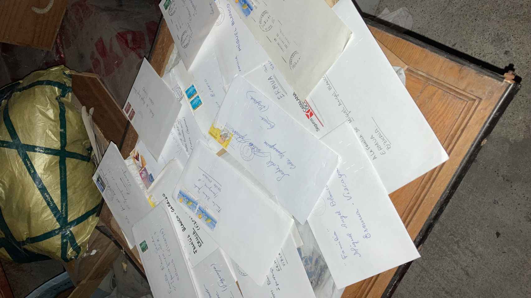 Algunas de las cartas recibidas por la familia.