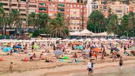 Vista de la playa del Postiguet en Alicante, la segunda capital donde más crece el esfuerzo para alquilar una vivienda.