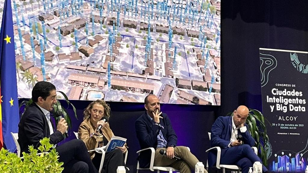 Toni Francés, izquierda, en un encuentro sobre digitalización en Alcoy.