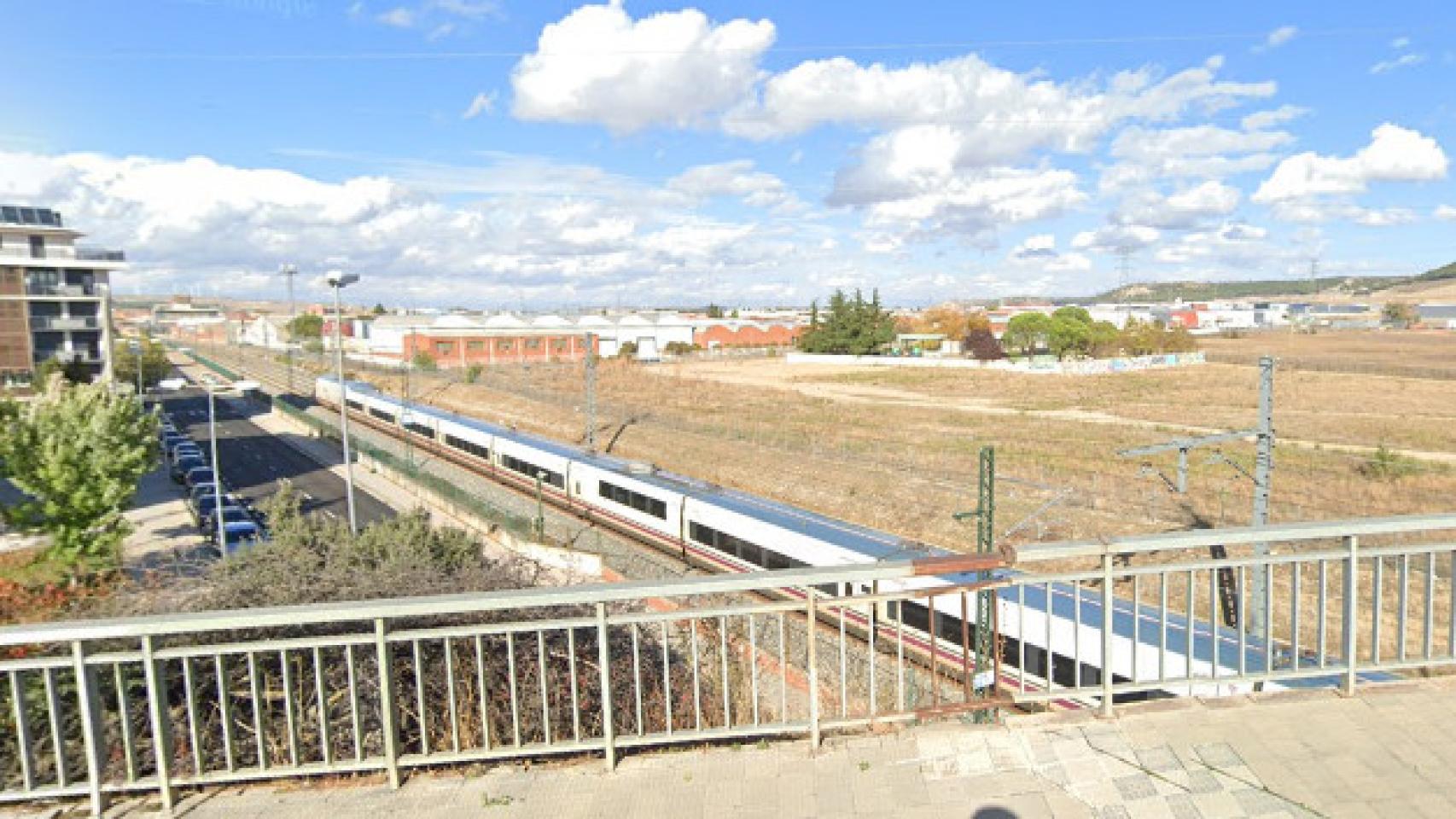 Pasarela palentina desde donde una mujer se ha precipitado a las vías del tren