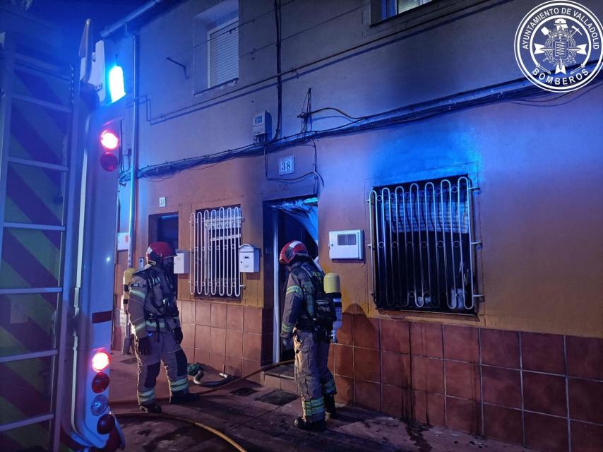 Los Bomberos de Valladolid trabajan en la calle Venus