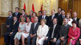 Foto de familia de todos los concejales del Ayuntamiento de Valladolid en 2003 con Marisa en el círculo rojo