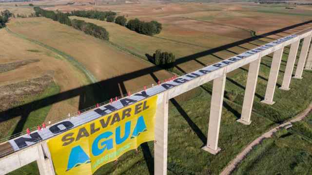 Greenpeace denuncia la burbuja del regadío con una pancarta gigante en un acueducto de Cuenca