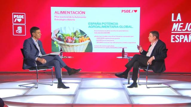 El presidente del Gobierno, Pedro Sánchez, entrevista al ministro de Agricultura, Luis Planas, en la sede del PSOE en Ferraz.