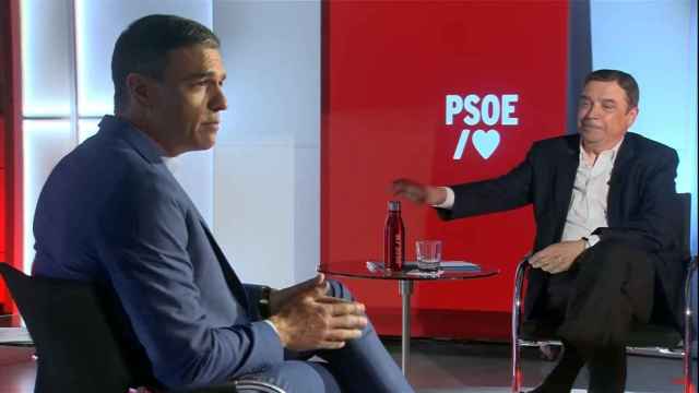 Pedro Sánchez y Luis Planas, durante un  momento de su conversación.