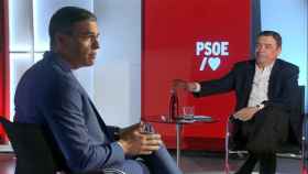 Pedro Sánchez y Luis Planas, durante un  momento de su conversación.
