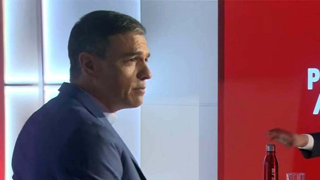 Pedro Sánchez y Luis Planas, durante un  momento de su conversación.