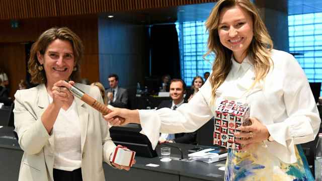 Teresa Ribera recibe de su colega sueca el mando de la presidencia de la UE tras el Consejo de Energía del pasado lunes.