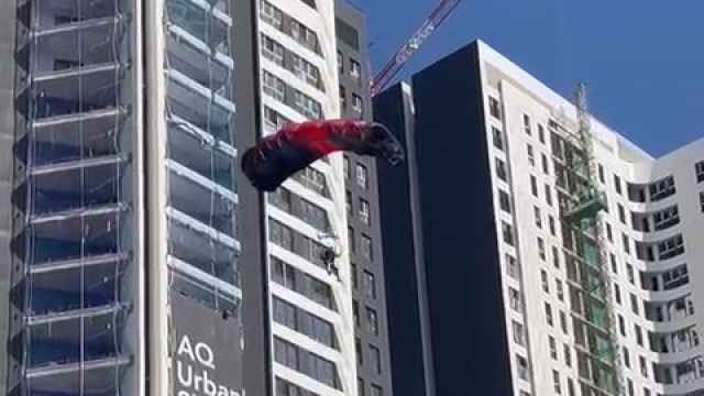 Vídeo del salto en paracaídas desde una de las torres de 30 plantas de Málaga.