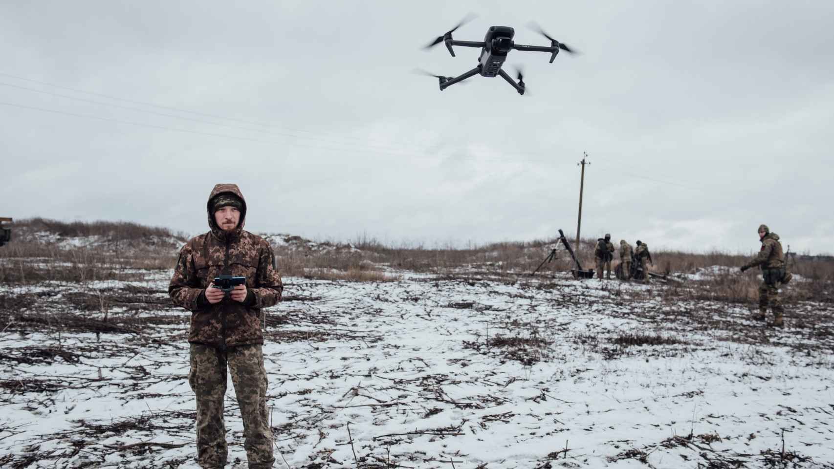 Militar ucraniano manejando un dron civil comercial.