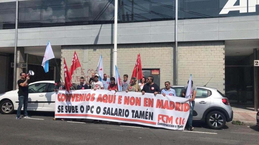 Trabajadores del sector de la construcción concentrados frente a la patronal de A Coruña