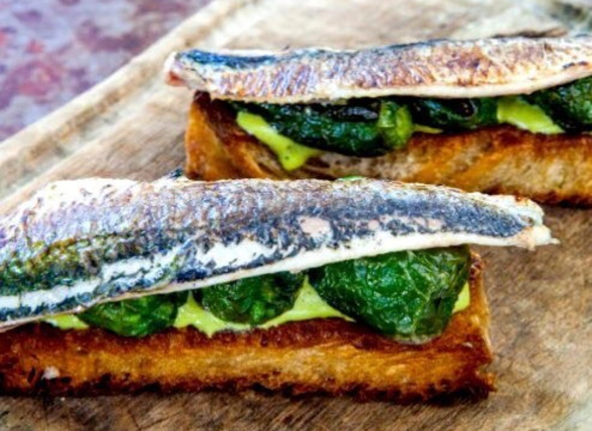 Tostada de sardina y pimientos de Padrón de la Pulpeira de Melide (Foto: Cedida)