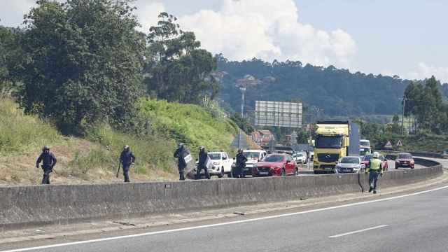 Agentes de Guardia Civil en la AP-9, en las inmediaciones del Ifevi a 22 de junio de 2023.