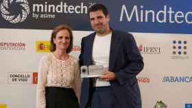 Emilio Froján recoge el premio a la mejor empresa de movilidad en la feria Mindtech.