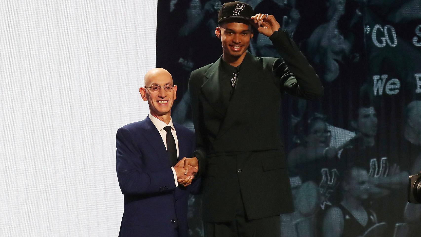 Victor Wembanyama, número uno del Draft, posa junto al comisionado de la NBA Adam Silver