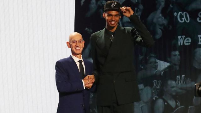 Victor Wembanyama, número uno del Draft, posa junto al comisionado de la NBA Adam Silver