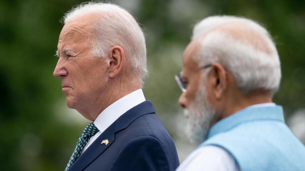 El primer ministro indio, Narendra Modi, observa al presidente estadounidense, Joe Biden, durante la ceremonia de bienvenida en el jardín sur de la Casa Blanca en Washington