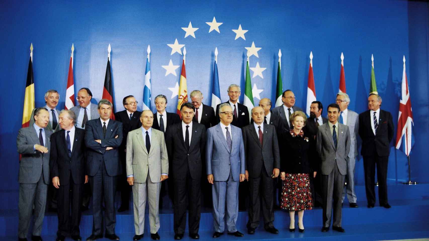 Foto de familia de los Jefes de Estado y Gobierno en la reunión del Consejo Europeo, celebrada en Madrid en 1989, que puso fin a la primera presidencia semestral de España de la Comunidad Europea.
