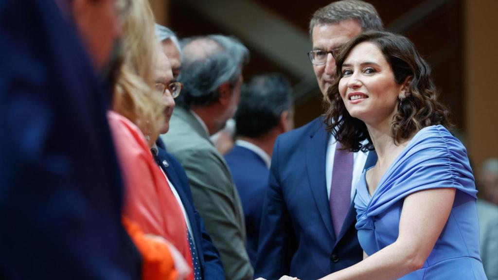 Isabel Díaz Ayuso, en su toma de posesión, junto a Alberto Núñez Feijóo.