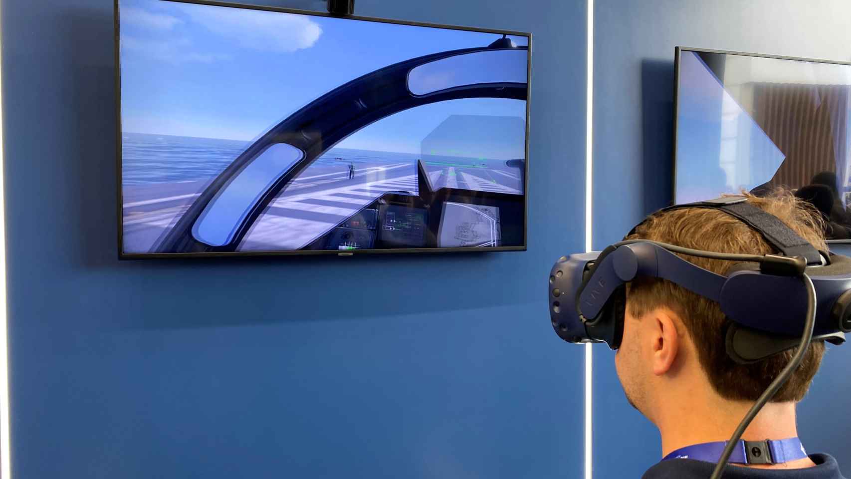 Un asistente, realiza una prueba de pilotaje mediante realidad virtual.