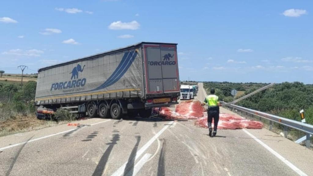 Accidente entre un camión y un turismo en la N-122 a la altura de Muelas del Pan