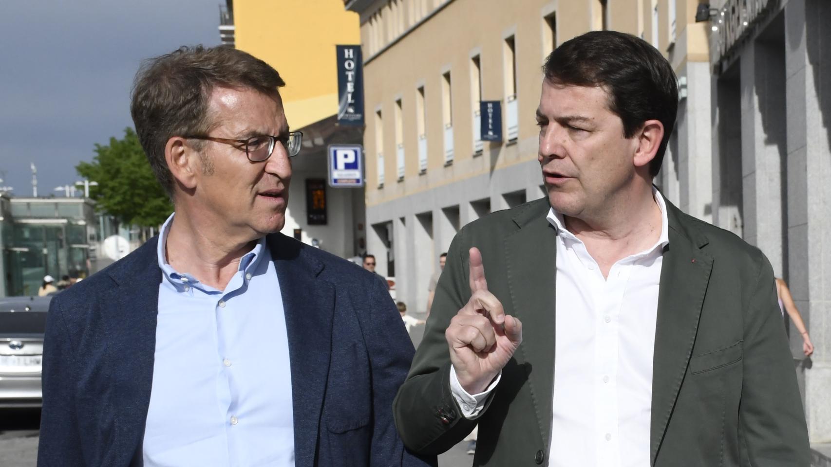 El presidente del PP, Alberto Núñez Feijóo, y el de la Junta y del PPCyL, Alfonso Fernández Mañueco, en un acto en Segovia el pasado mes de abril.