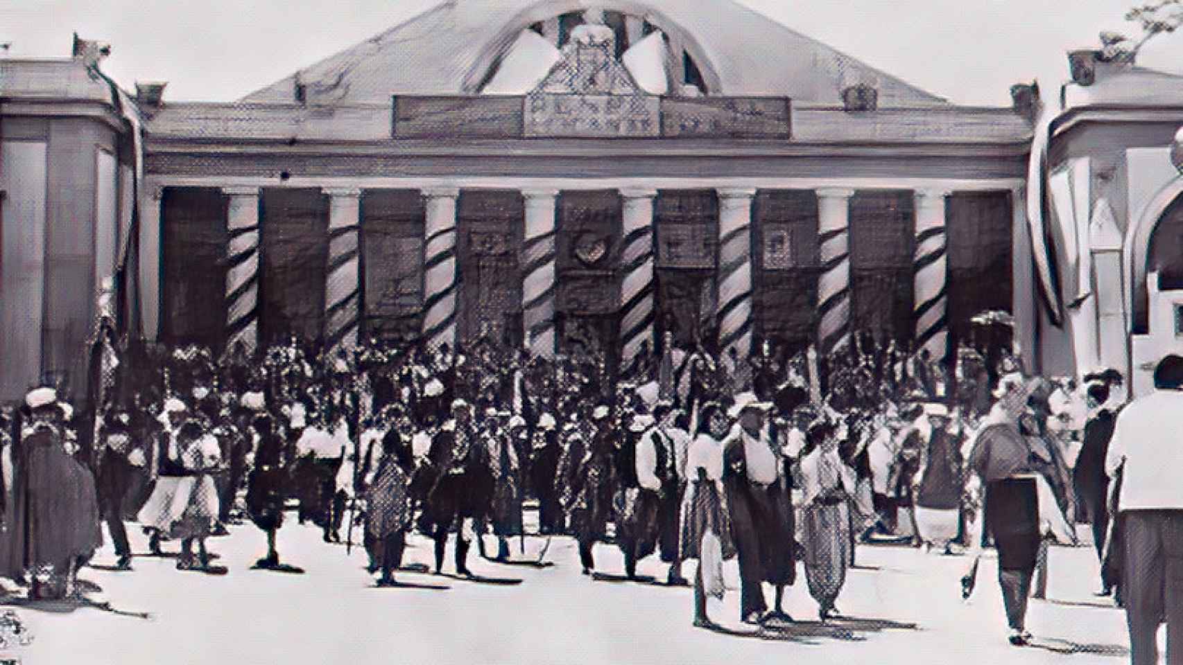 1960. Los moros y cristianos de Villena llegando a la estación de Alicante.