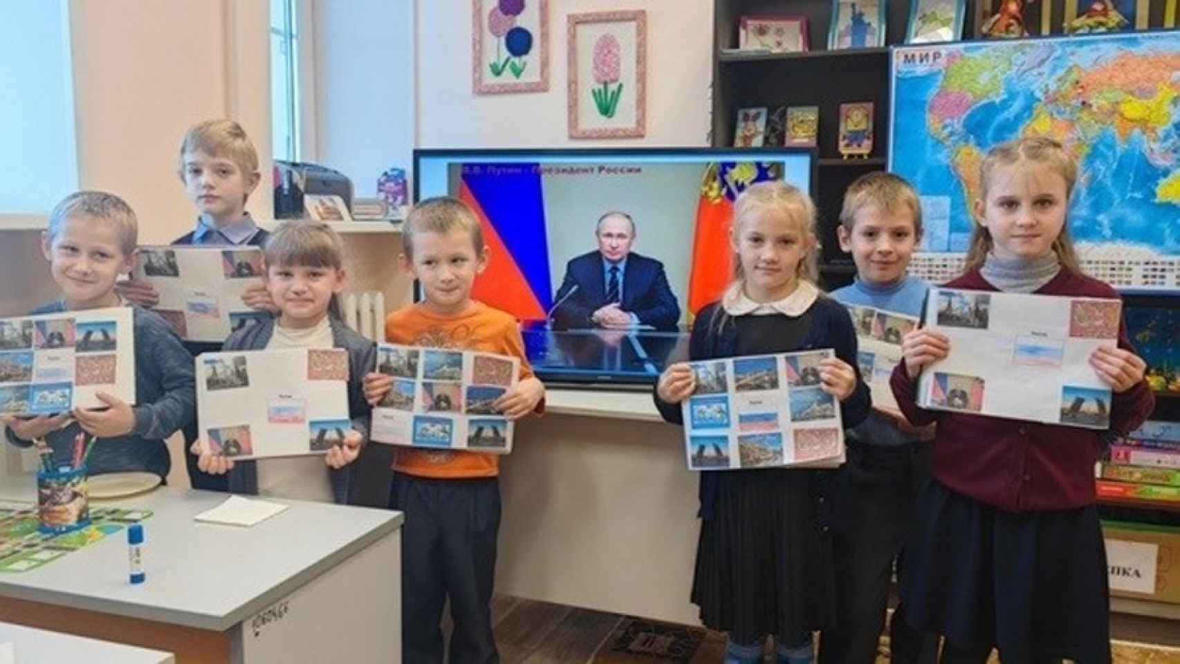 Niños realizando trabajos sobre Rusia.