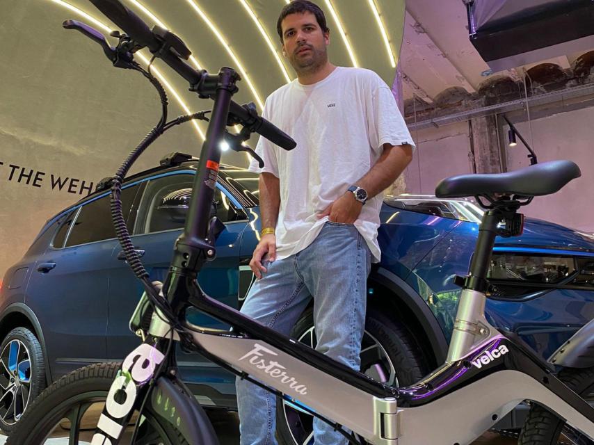 El empresario gallego, con uno de sus modelos de bicicleta eléctrica.