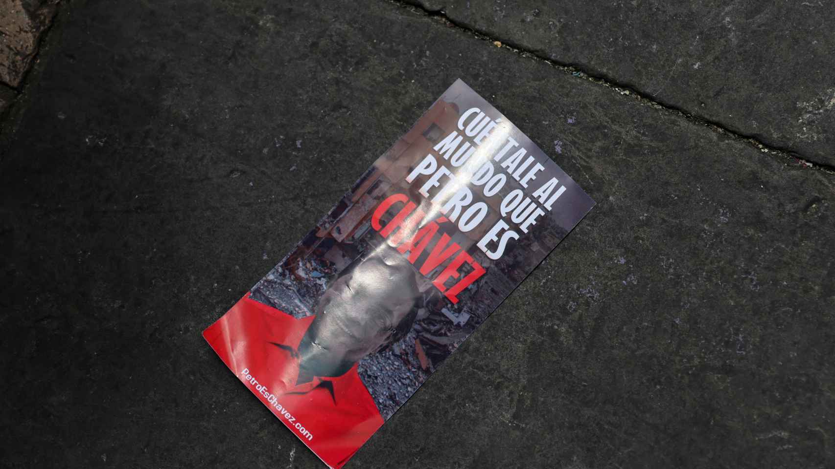 Un panfleto en el suelo reza: Cuéntale al mundo que Petro es Chávez.