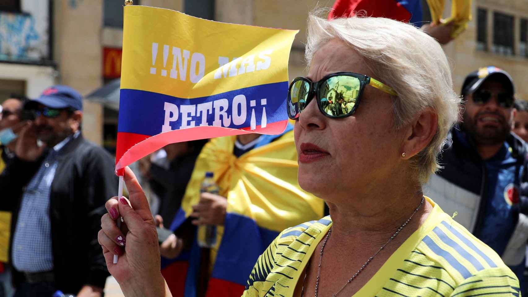Una manifestante contra las reformas de Petro en salud, jubilación, empleo y prisiones.