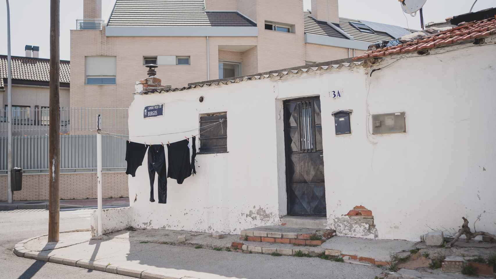 Una de las casas bajas que resiste en las Cárcavas, en Hortaleza.