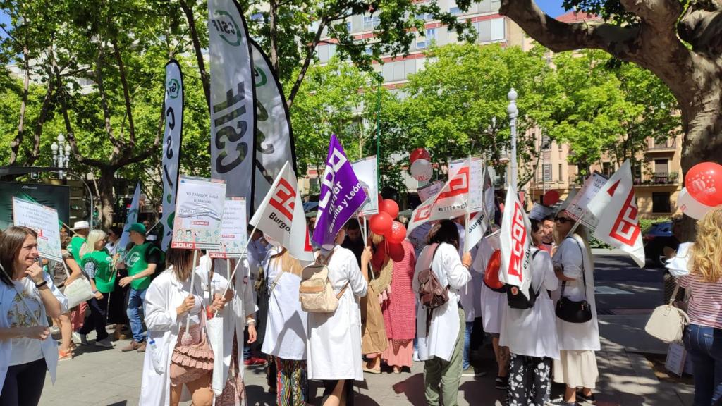 Imagen de la concentración de CSIF, CCOO y UGT este viernes frente a la Consejería de Sanidad, en Valladolid.