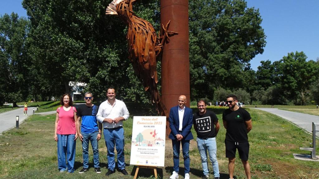 Marta Gil (comercio), Jorge Moreno (comercio), David Mingo (alcalde), Juan Carlos Bueno (concejal), Jesús Álvarez (comercio) y Nacho Rodríguez (comercio).