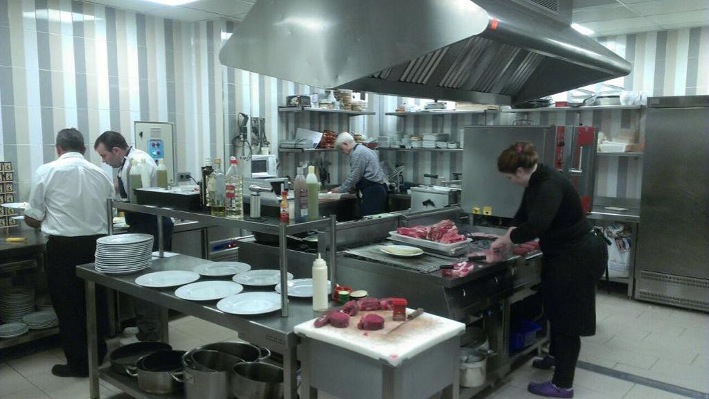 Restaurante La Baraka, con José María Esbec cocinando al fondo