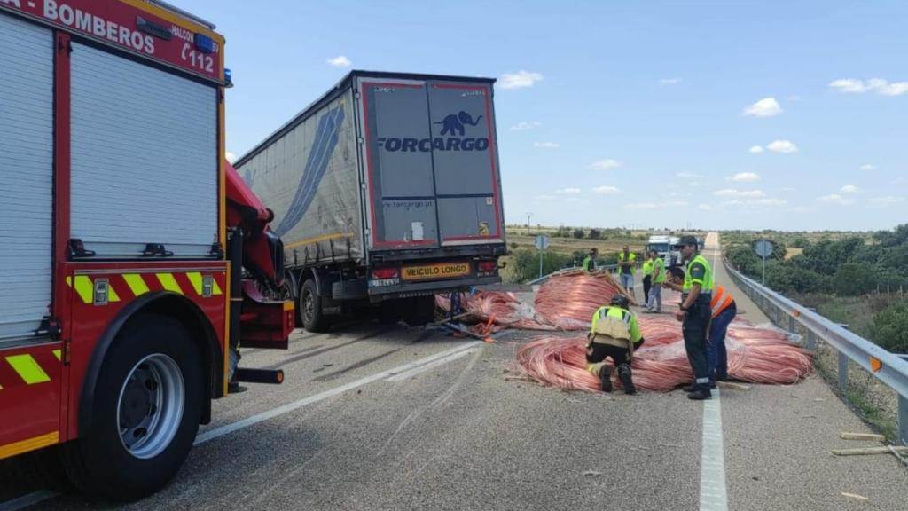 Accidente entre un camión y un turismo en la N-122 a la altura de Muelas del Pan