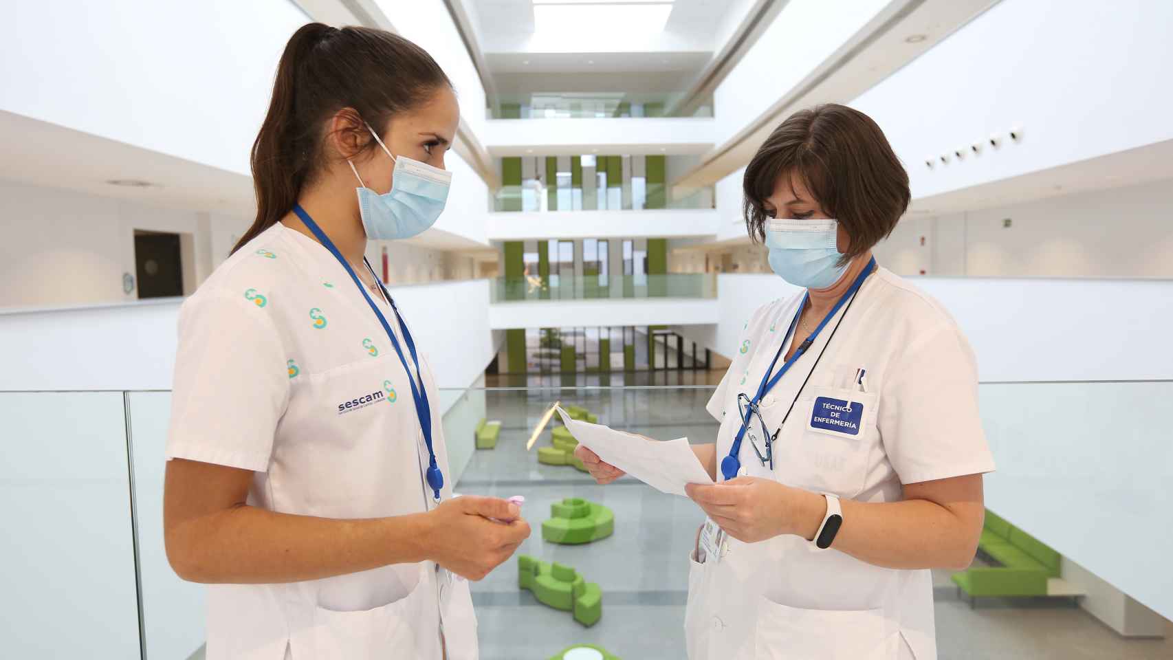 Dos trabajadoras del Hospital Universitario de Toledo haciendo uso de la mascarilla.