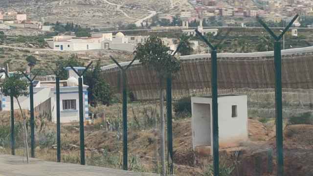 Tramo de la nueva valla que Marruecos levanta frente a Melilla.