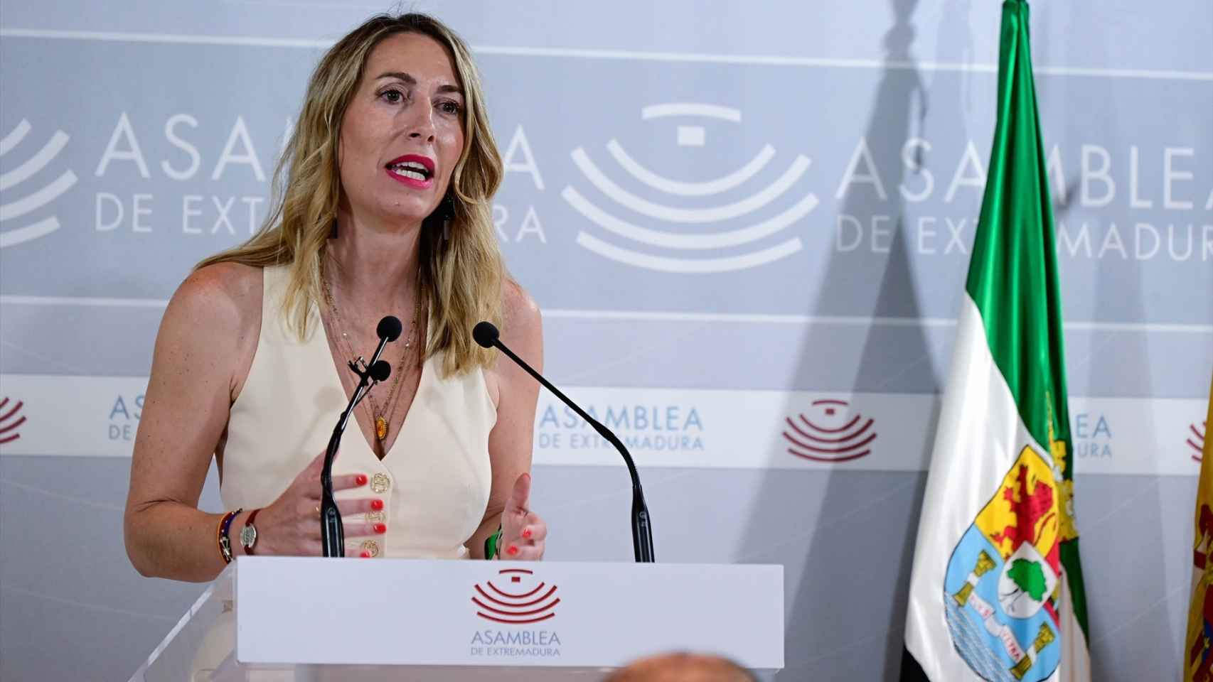 María Guardiola en una rueda de prensa en la Asamblea de Extremadura.