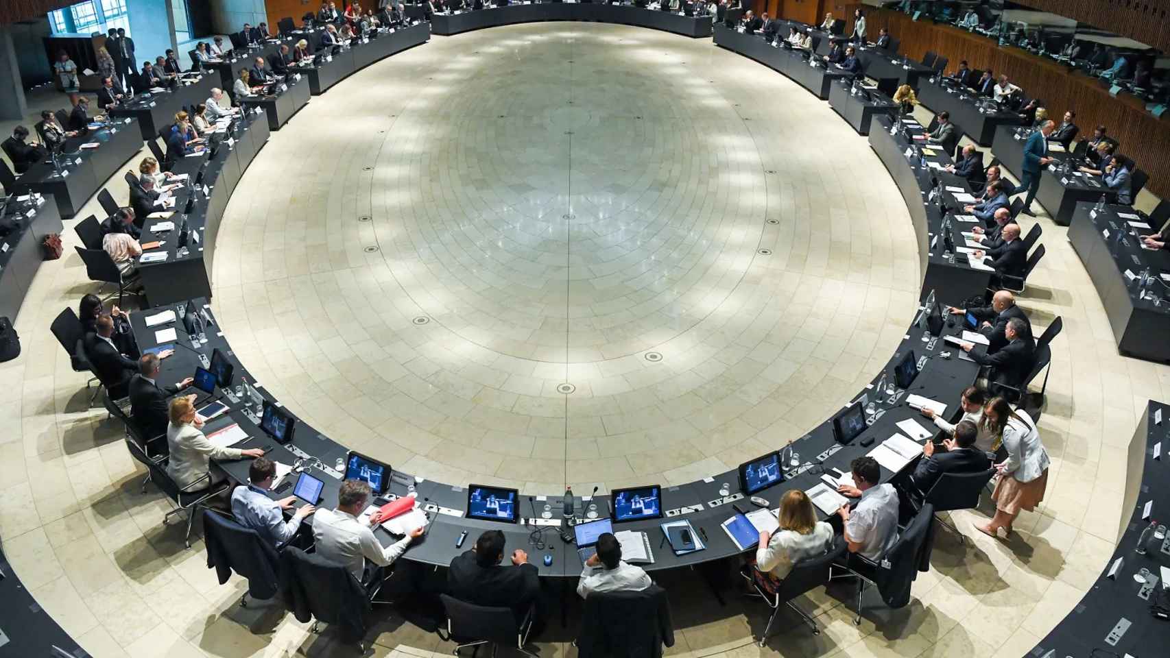 Imagen cenital de una reunión del Consejo de ministros de Transporte de la UE.